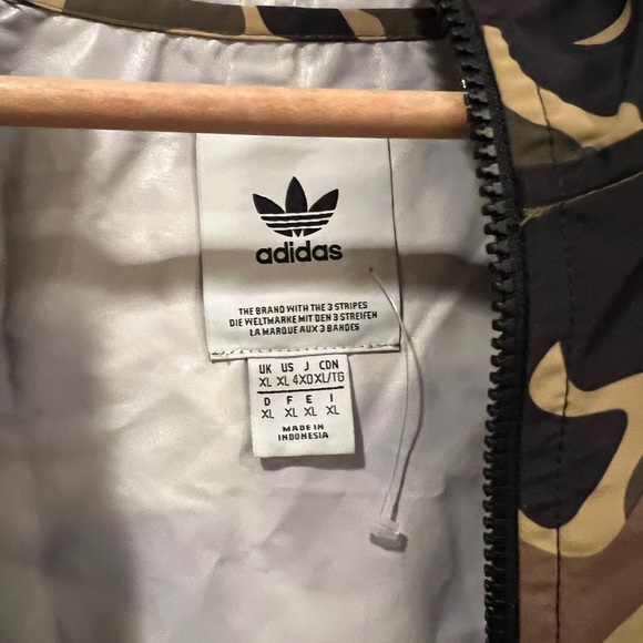 Adidas originals windbreaker. Store  display - Picture 3 of 3